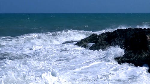 海浪冲向岩石 · 免费素材视频