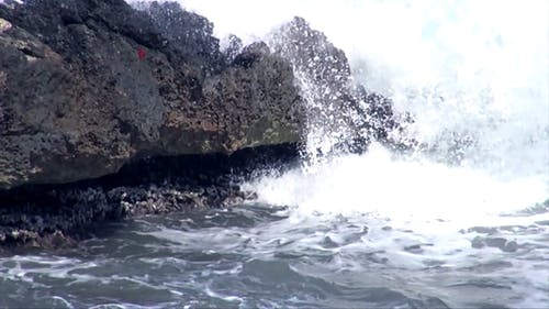 慢动作的海浪冲向岩石 · 免费素材视频