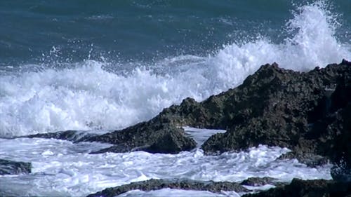 海浪冲向岩石 · 免费素材视频