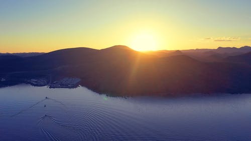 山背后的日落 · 免费素材视频