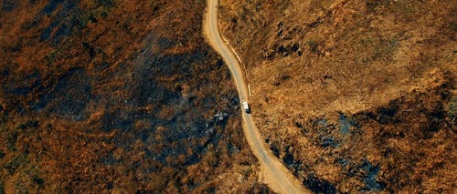 在山路边乘汽车旅行 · 免费素材视频