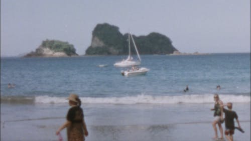 人在海滩上的复古风格的视频 · 免费素材视频