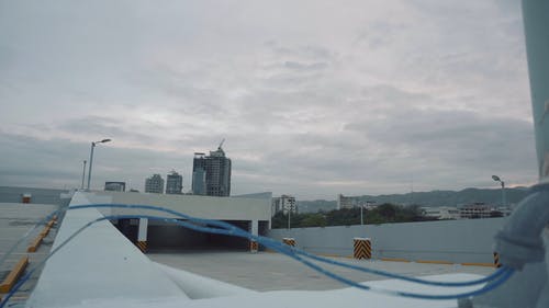 屋顶停车场，游戏中时光倒流多云的天空 · 免费素材视频