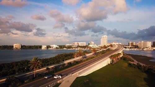 桥在河上的城市风景 · 免费素材视频
