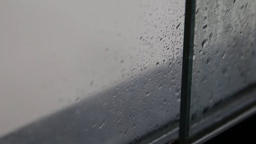 雨水在窗户上 · 免费素材视频