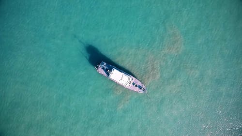 一艘船在海上的无人机视图 · 免费素材视频