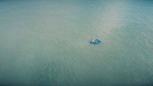 桨船在湖上 · 免费素材视频