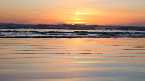 在海平面日落的景色 · 免费素材视频