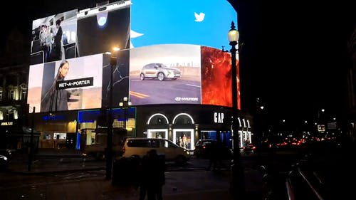 建筑物上方的照明广告牌 · 免费素材视频