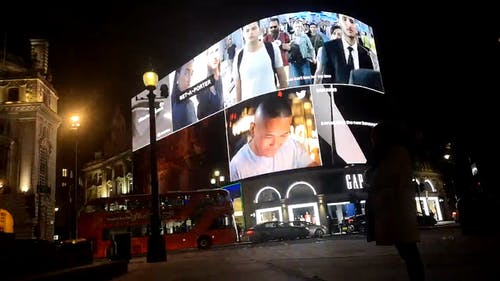 城市照明的广告牌 · 免费素材视频