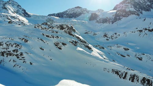 雪山和山峰的航拍画面 · 免费素材视频