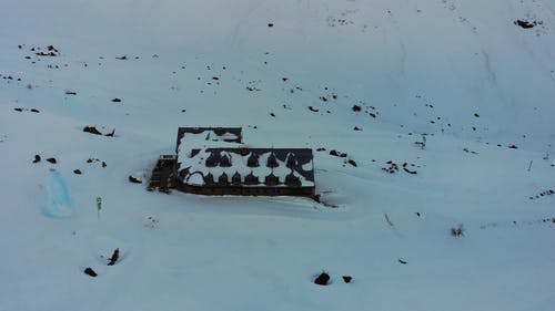 白雪皑皑的山脚下的房子 · 免费素材视频