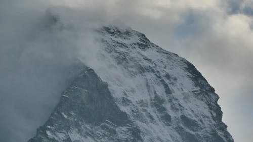 云层覆盖雪山峰 · 免费素材视频