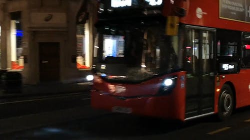 在城市旅行的红色巴士 · 免费素材视频