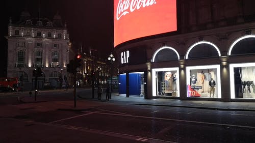 晚上在伦敦市中心的街道上的城市生活 · 免费素材视频