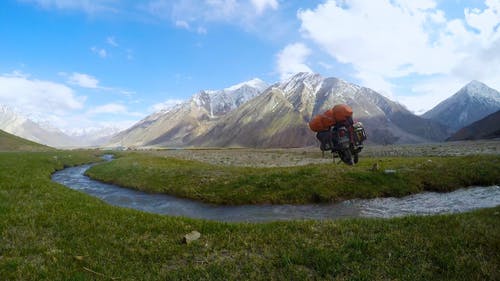 摩托车与山背景视图 · 免费素材视频