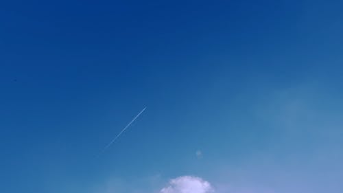 在天空中创建白色条纹的喷气机的远射镜头 · 免费素材视频