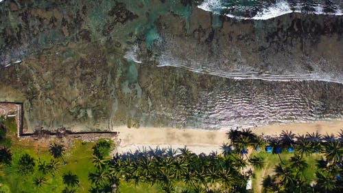 海滩与清澈的海水的鸟瞰图 · 免费素材视频