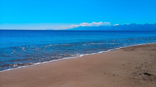 海浪亲吻岸边 · 免费素材视频