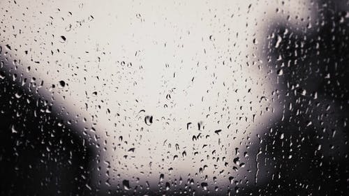 在玻璃表面上倾盆大雨 · 免费素材视频
