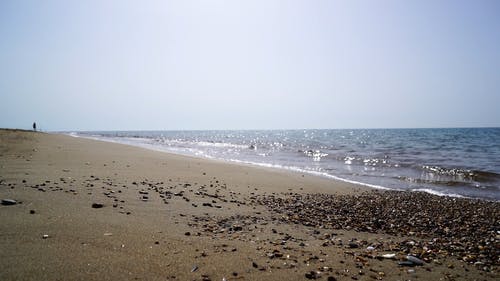 白天在沙质海岸上拍打的海浪 · 免费素材视频