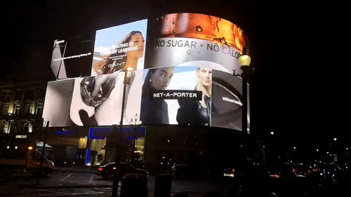 城市照明的广告牌 · 免费素材视频