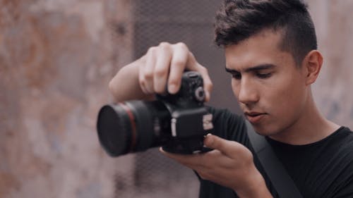 男子拿着照相机 · 免费素材视频