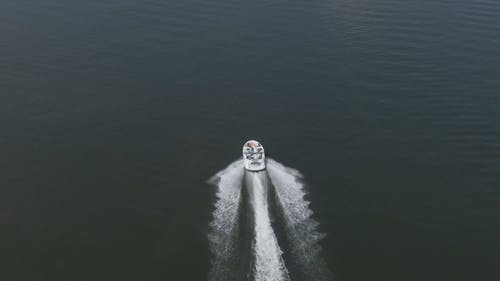 快艇穿越海 · 免费素材视频