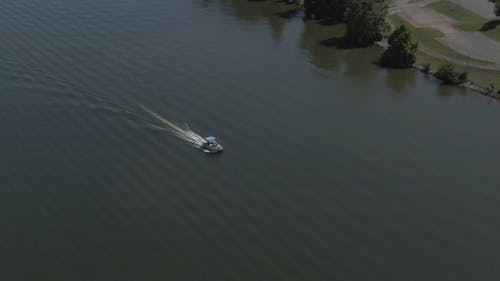 摩托艇穿越湖 · 免费素材视频
