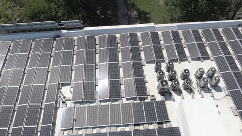 屋顶上的太阳能电池板 · 免费素材视频
