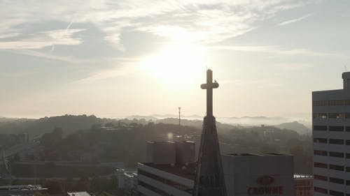 无人机拍摄的教堂塔楼 · 免费素材视频