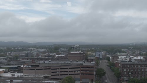 多云的天空下的城市鸟瞰图 · 免费素材视频