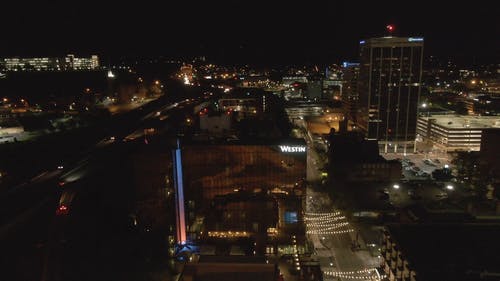 城市在晚上的航拍 · 免费素材视频
