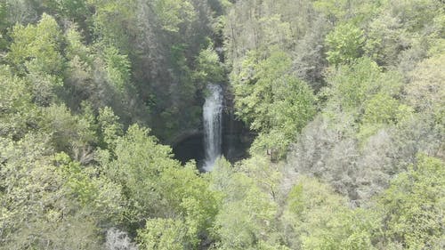 水落在峡谷 · 免费素材视频