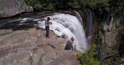高高的悬崖峭壁瀑布 · 免费素材视频