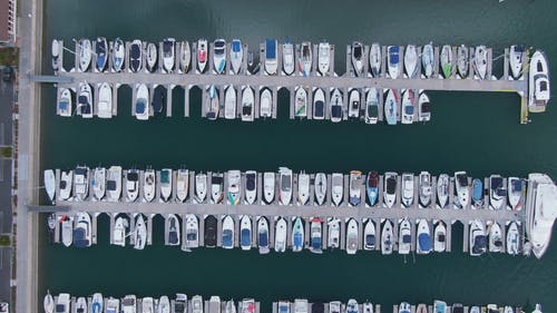 一排排的游艇和小船停靠在码头的航拍 · 免费素材视频