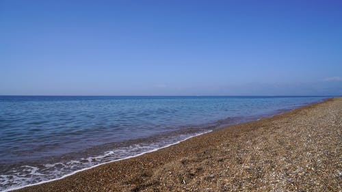 小浪打到海滩 · 免费素材视频