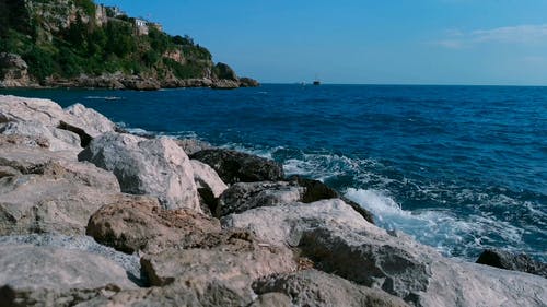 海浪拍打在岩石海岸上 · 免费素材视频
