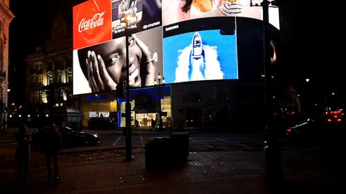 夜间城市街道车辆和行人交通的延时镜头 · 免费素材视频