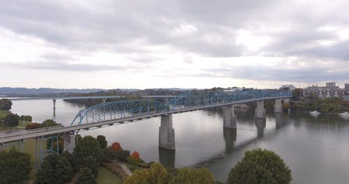 无人机横跨河大桥的镜头 · 免费素材视频