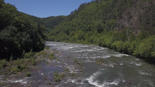 两山之间的河 · 免费素材视频