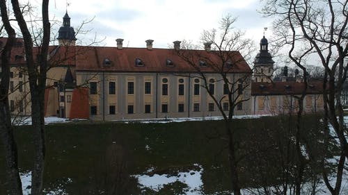 冬季在湖边的一座城市的航拍 · 免费素材视频