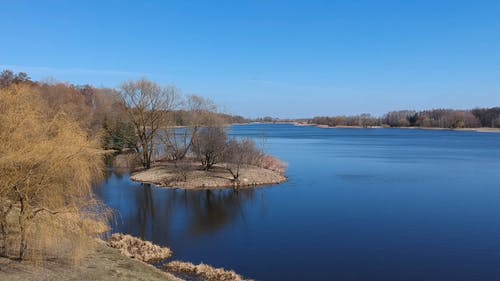 蓝天下的湖 · 免费素材视频