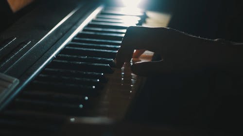 弹钢琴的人 · 免费素材视频