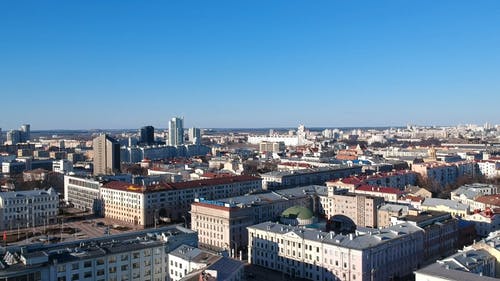 晚上在一座城市的建筑物鸟瞰图 · 免费素材视频