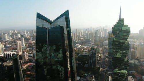 两栋现代建筑，玻璃外墙 · 免费素材视频