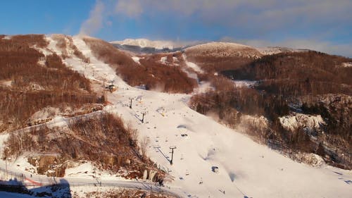 人们滑雪的鸟瞰图 · 免费素材视频