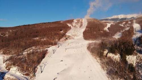 人们滑雪的一座山坡的航拍 · 免费素材视频