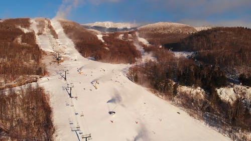 滑雪者享受白雪皑皑的山坡的航拍 · 免费素材视频