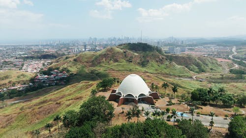 一座山上的一座寺庙的鸟瞰图 · 免费素材视频